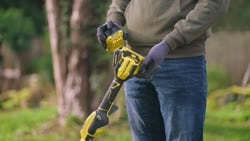 Video 18V STANLEY FATMAX V20 33cm Brushless String Trimmer